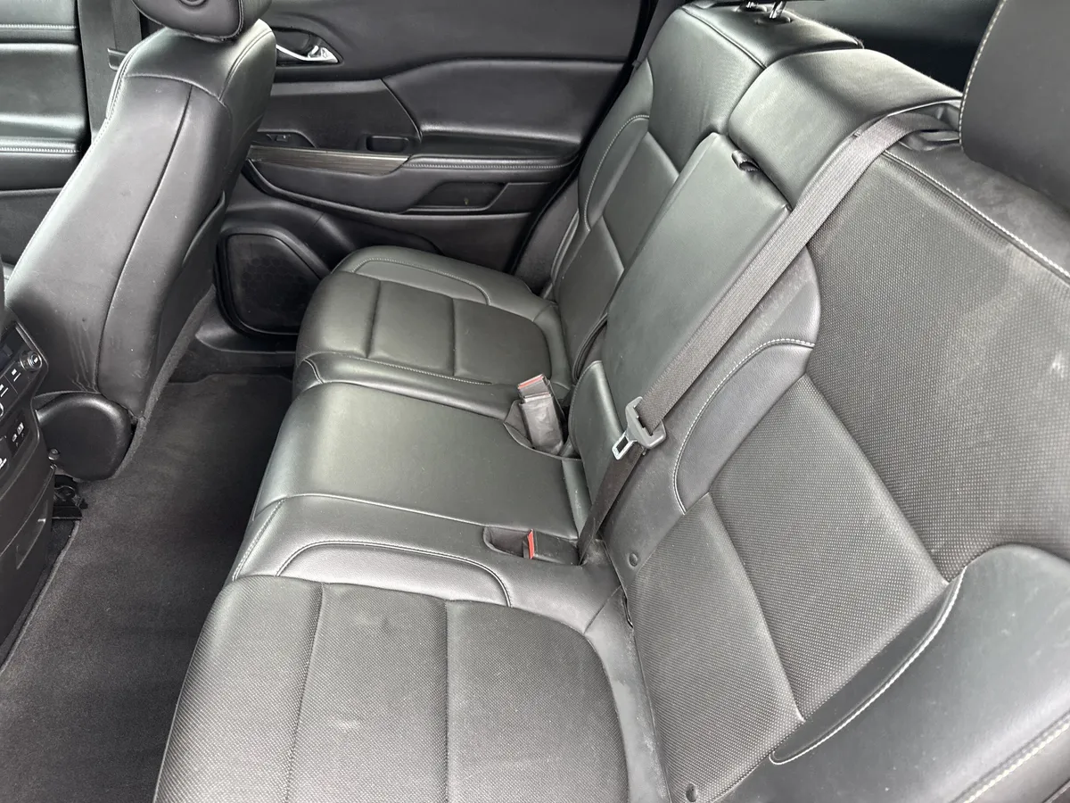 2023 GMC Acadia SLT thumbnail 18