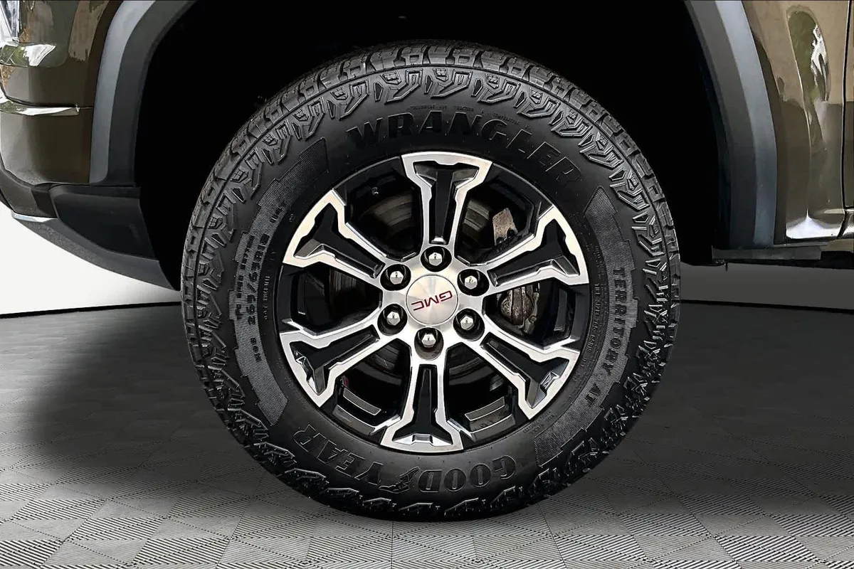2023 GMC Canyon 4WD AT4 thumbnail 11