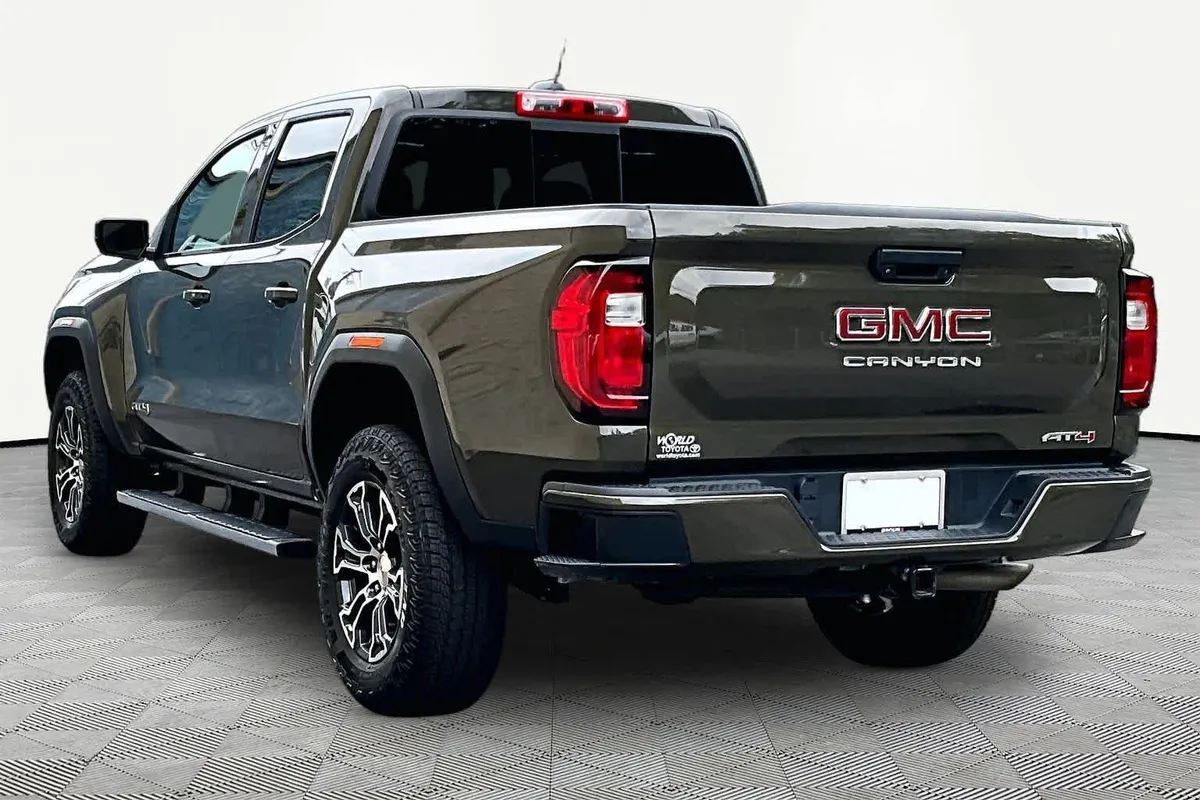 2023 GMC Canyon 4WD AT4 thumbnail 12