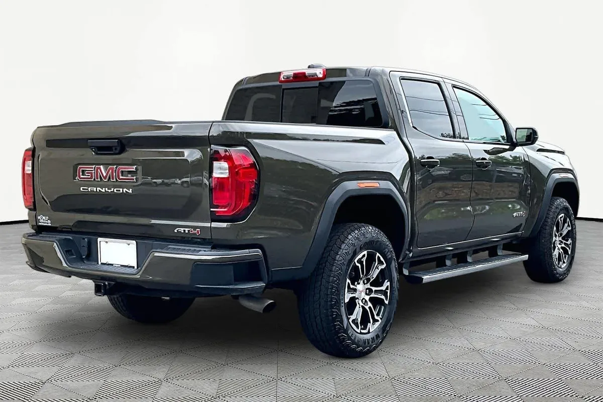 2023 GMC Canyon 4WD AT4 thumbnail 13
