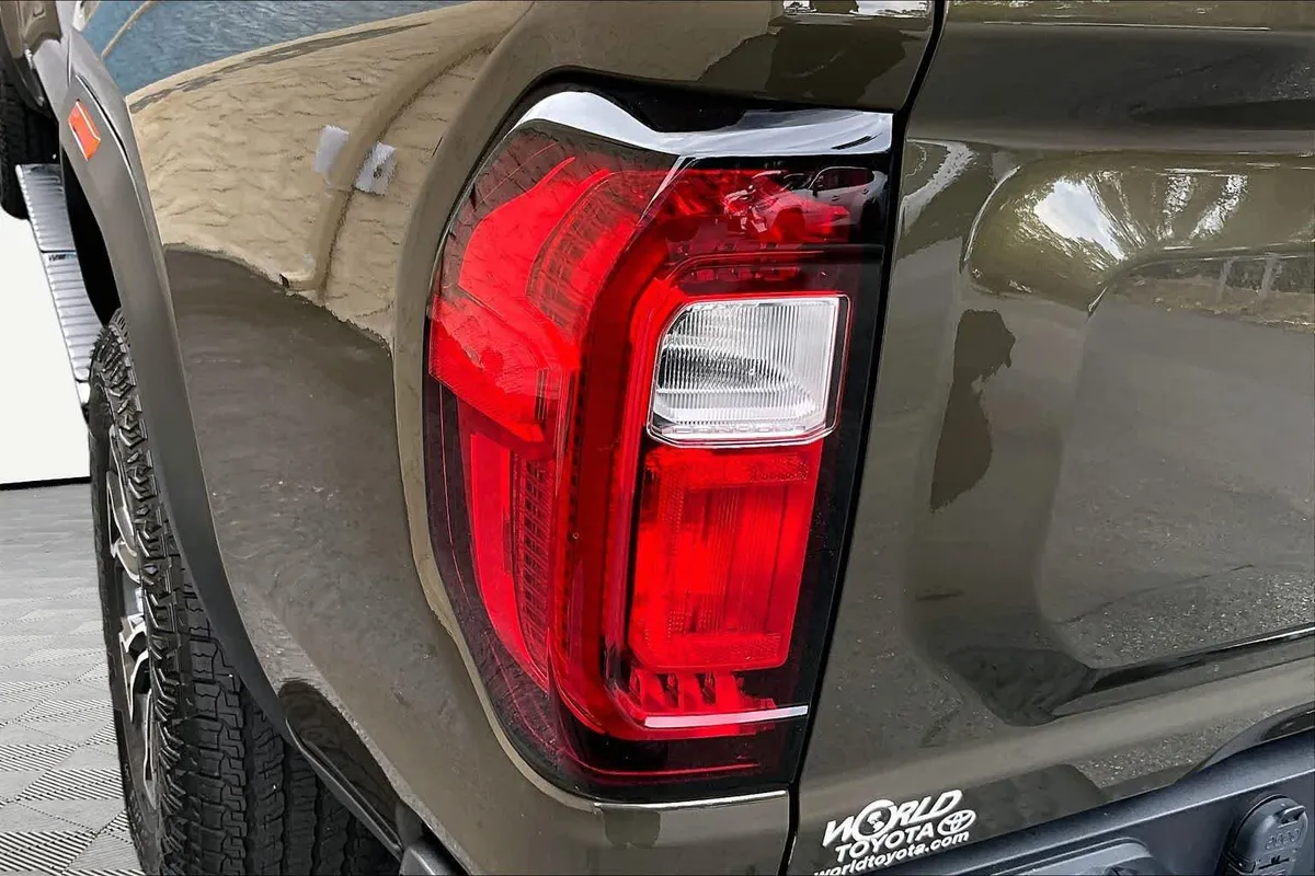 2023 GMC Canyon 4WD AT4 thumbnail 29