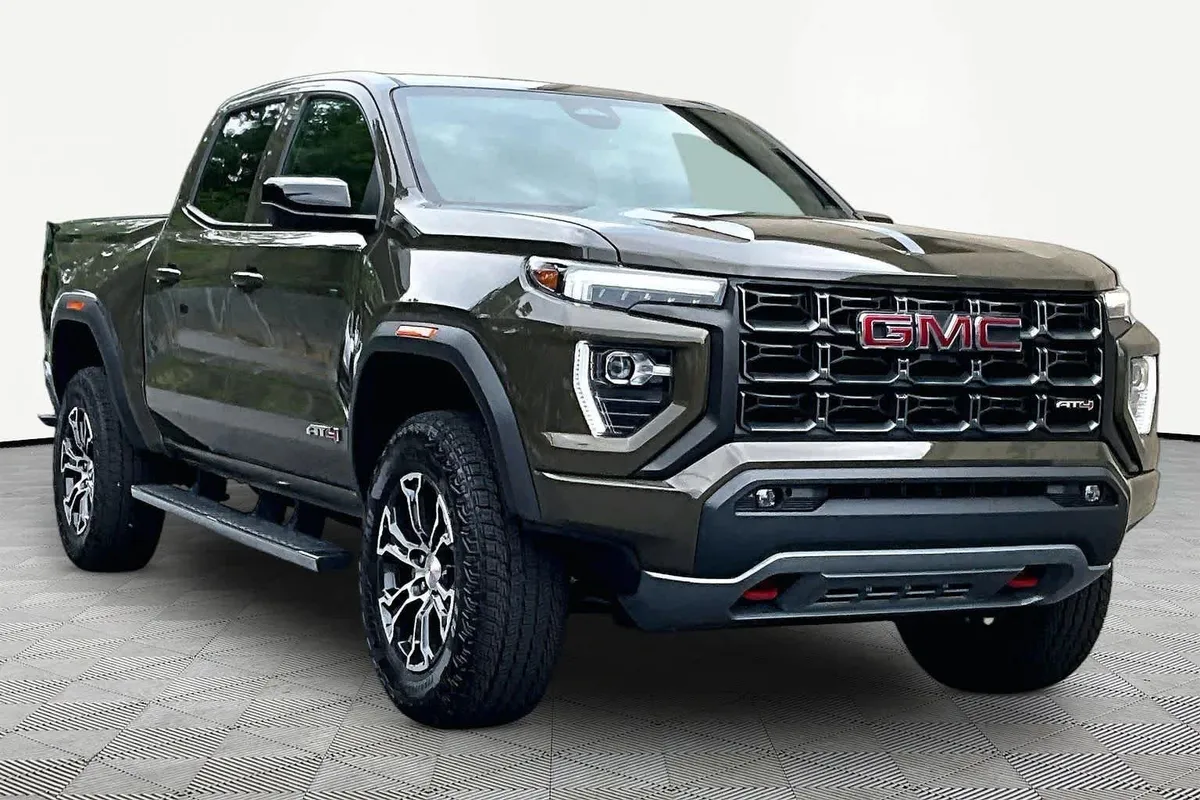 2023 GMC Canyon 4WD AT4 thumbnail 3
