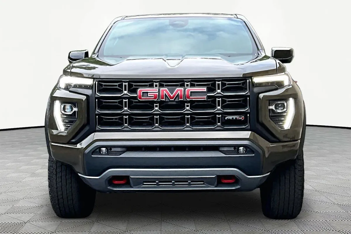 2023 GMC Canyon 4WD AT4 thumbnail 4