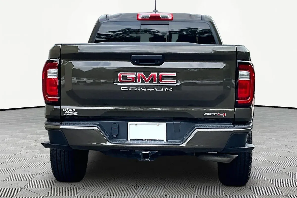 2023 GMC Canyon 4WD AT4 thumbnail 5