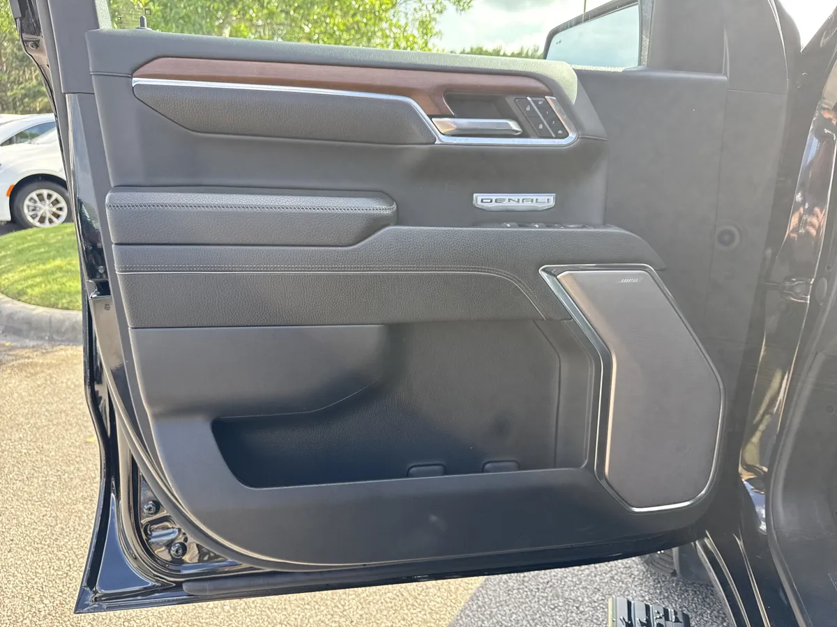2023 GMC Sierra 1500 Denali thumbnail 11