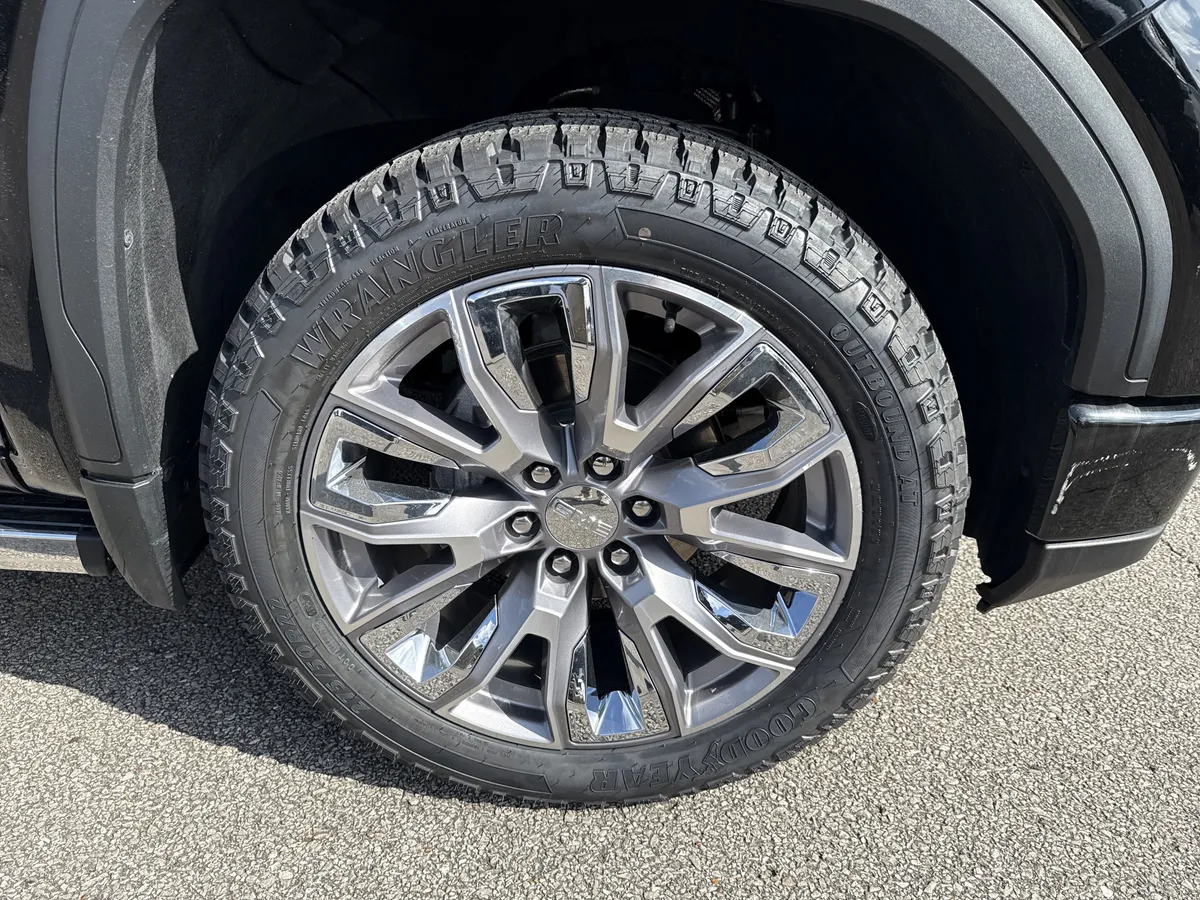 2023 GMC Sierra 1500 Denali thumbnail 13