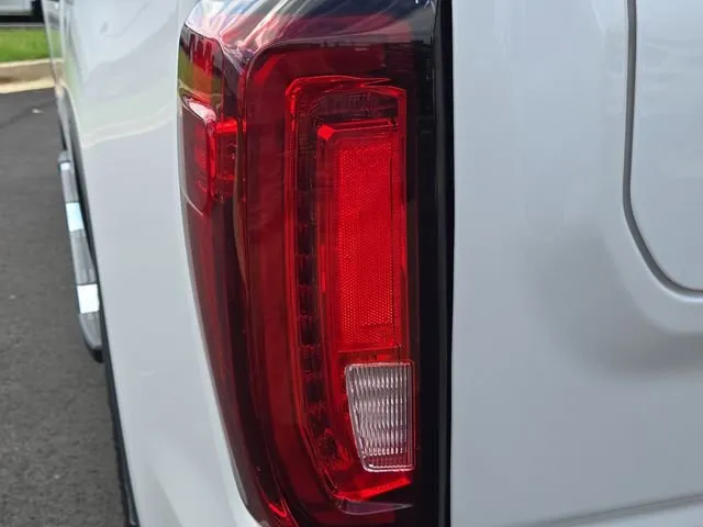 2023 GMC Sierra 1500 SLT thumbnail 12