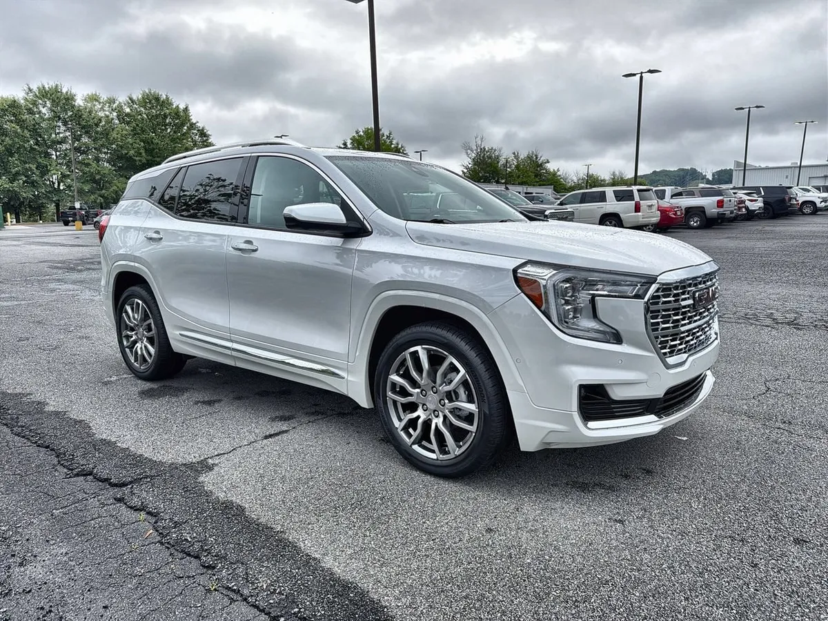 2023 GMC Terrain Denali thumbnail 2
