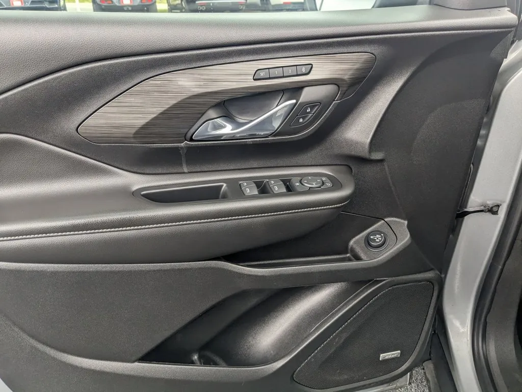 2023 GMC Terrain SLT thumbnail 11