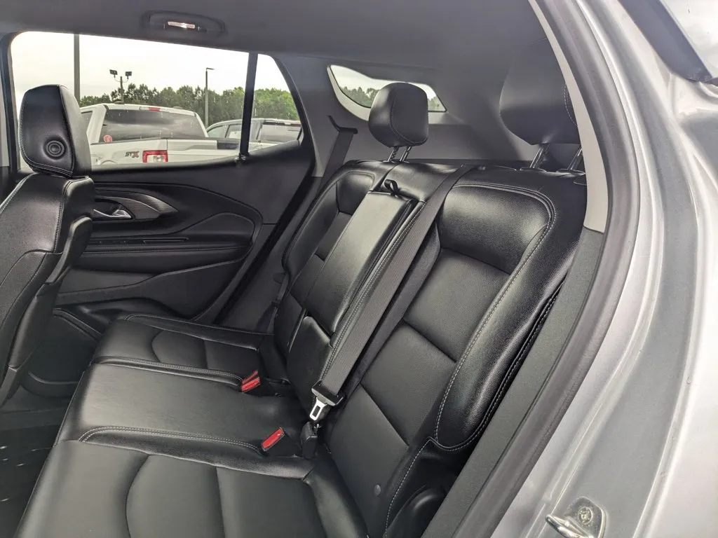 2023 GMC Terrain SLT thumbnail 24