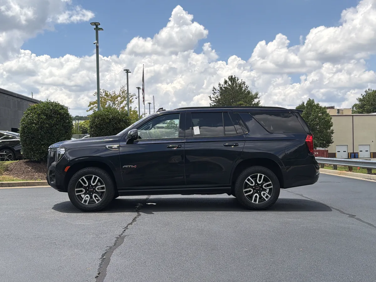 2023 GMC Yukon AT4 thumbnail 12
