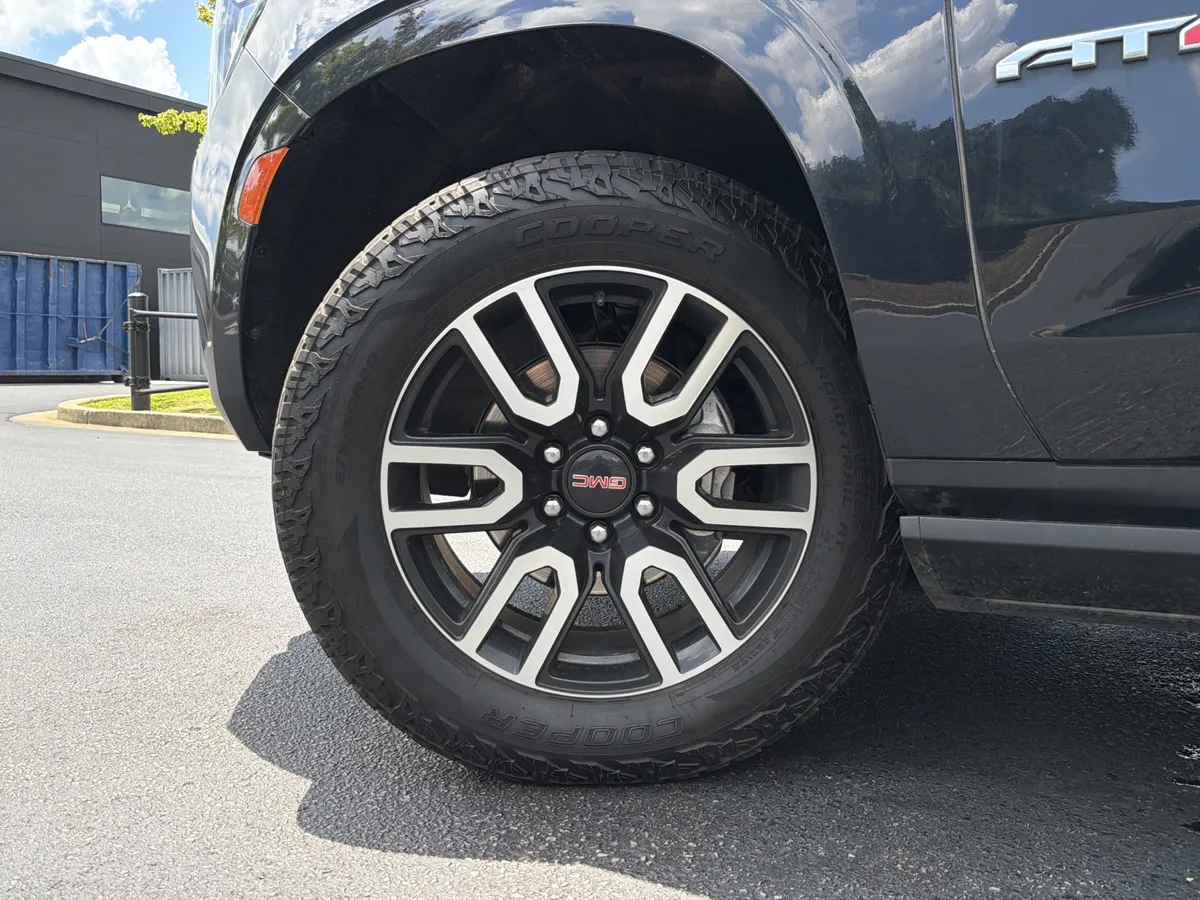 2023 GMC Yukon AT4 thumbnail 15