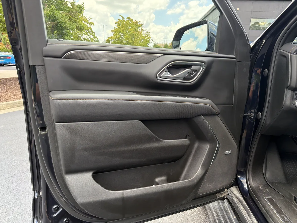 2023 GMC Yukon AT4 thumbnail 16