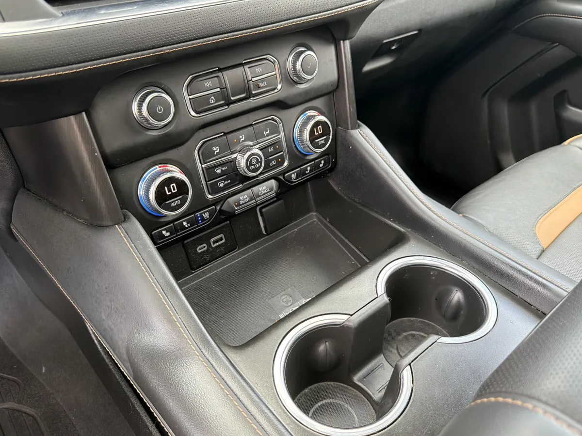 2023 GMC Yukon AT4 thumbnail 23