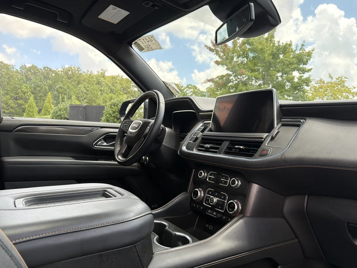 2023 GMC Yukon AT4 thumbnail 5