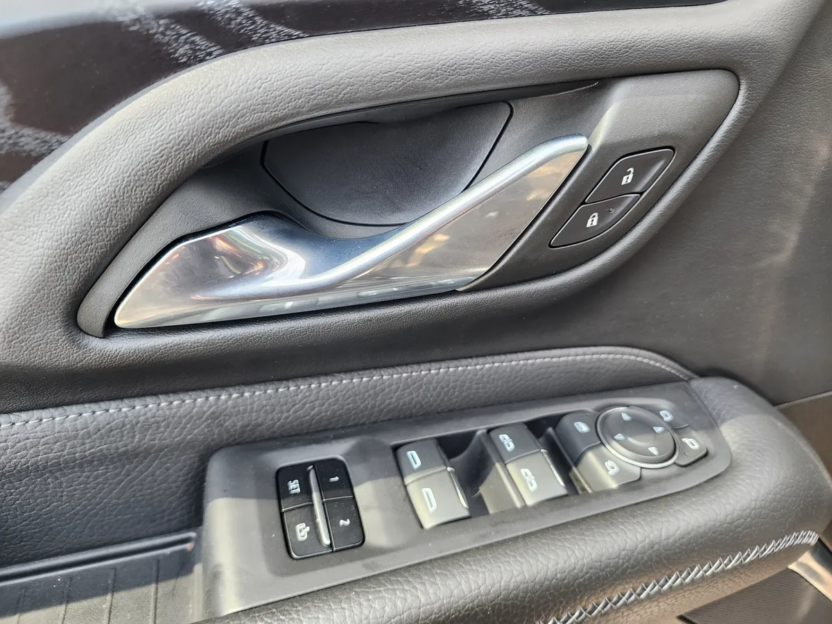 2023 GMC Yukon Denali thumbnail 25