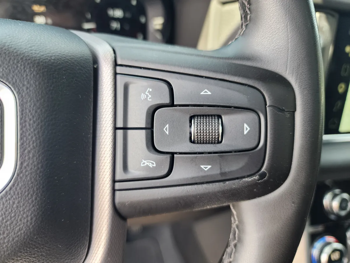 2023 GMC Yukon Denali thumbnail 30