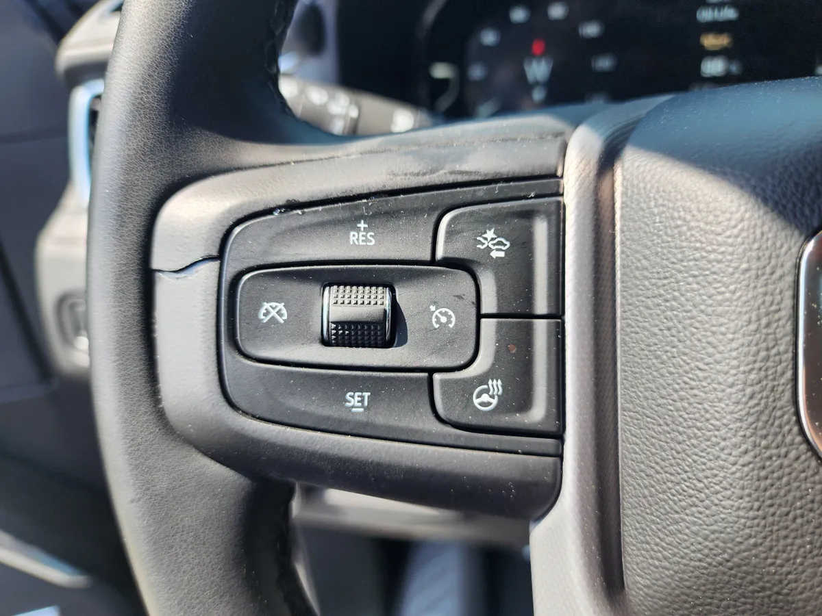 2023 GMC Yukon Denali thumbnail 31