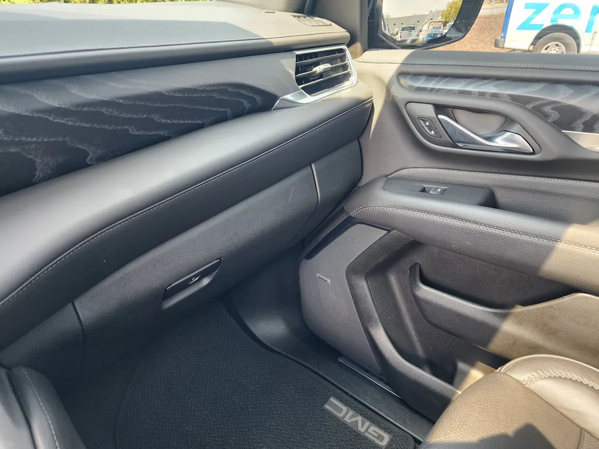 2023 GMC Yukon Denali thumbnail 38