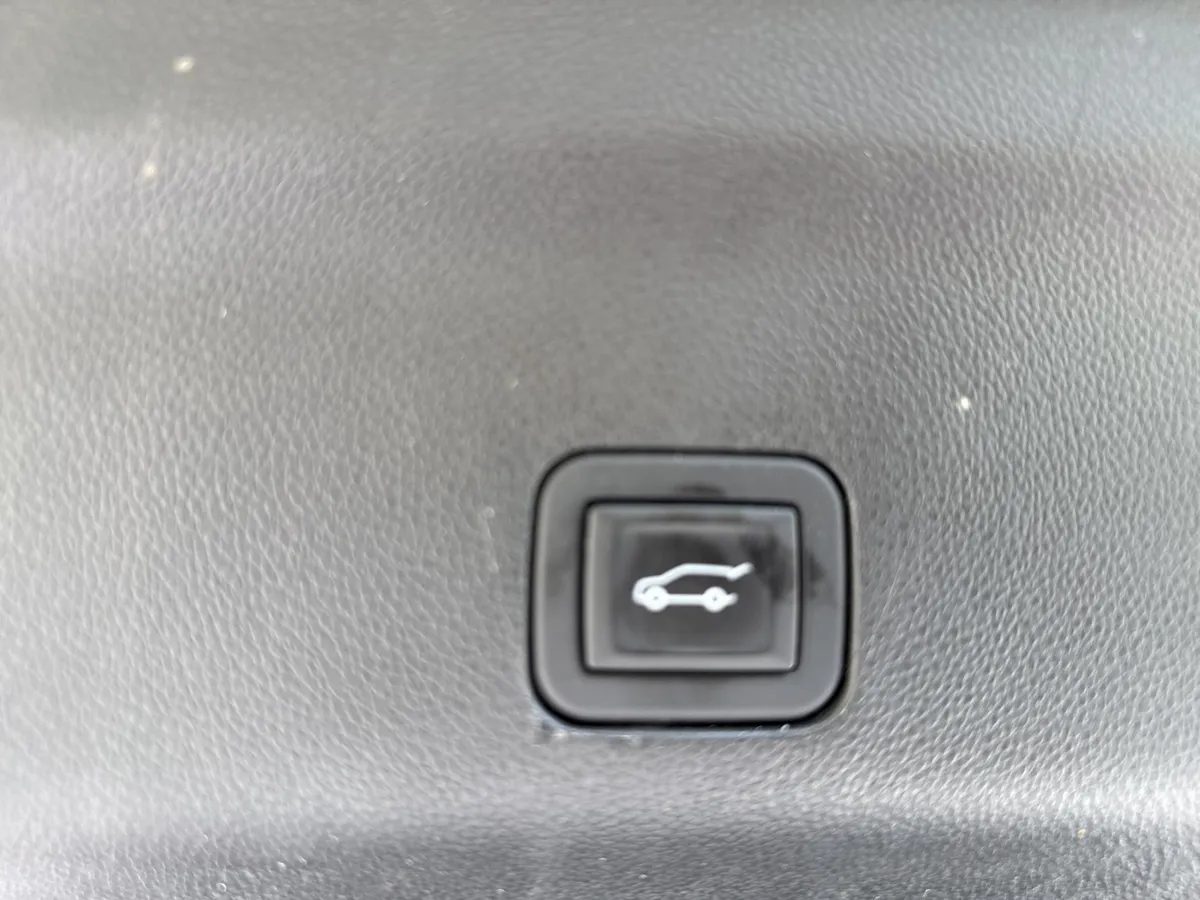 2023 GMC Yukon Denali thumbnail 37