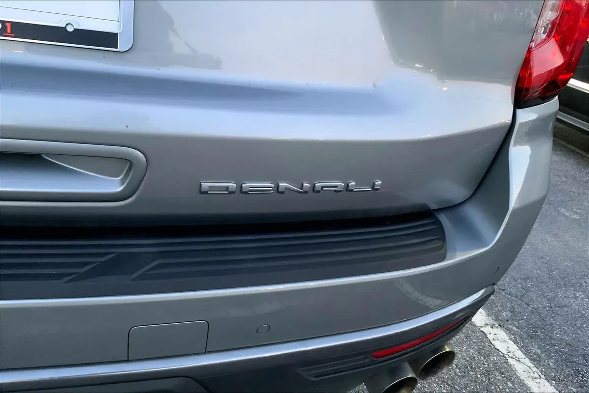 2023 GMC Yukon Denali Ultimate Denali Ultimate thumbnail 10