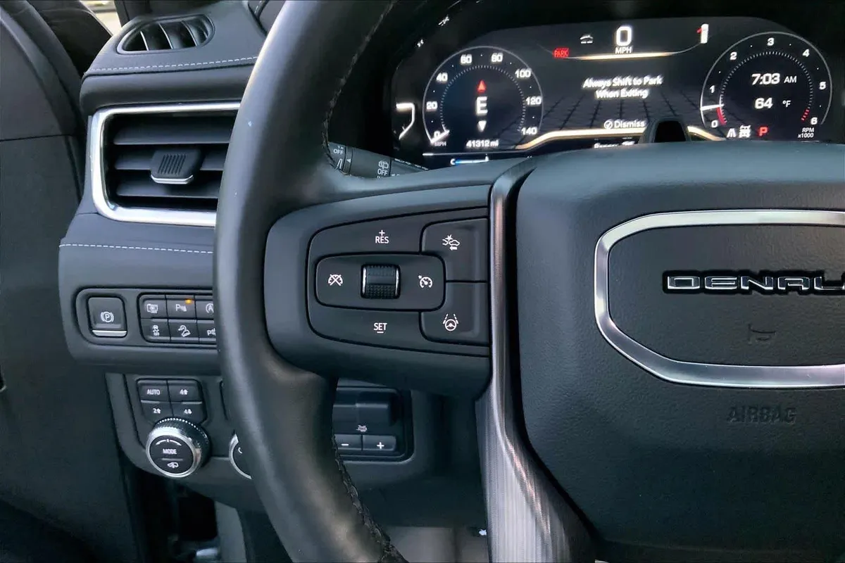 2023 GMC Yukon Denali Ultimate Denali Ultimate thumbnail 23