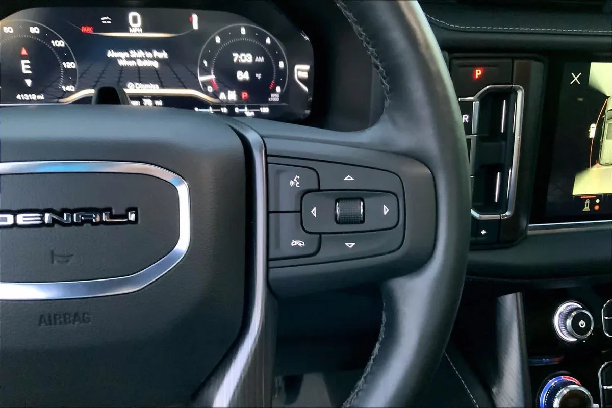 2023 GMC Yukon Denali Ultimate Denali Ultimate thumbnail 24