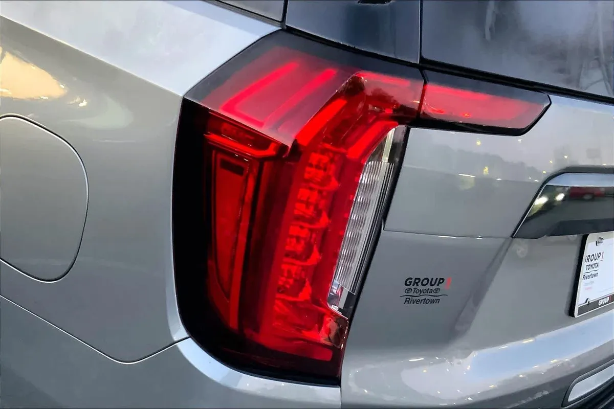 2023 GMC Yukon Denali Ultimate Denali Ultimate thumbnail 27