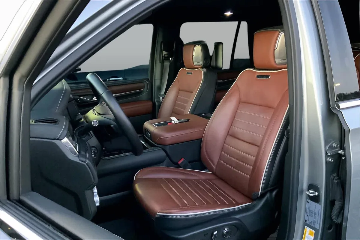 2023 GMC Yukon Denali Ultimate Denali Ultimate thumbnail 8