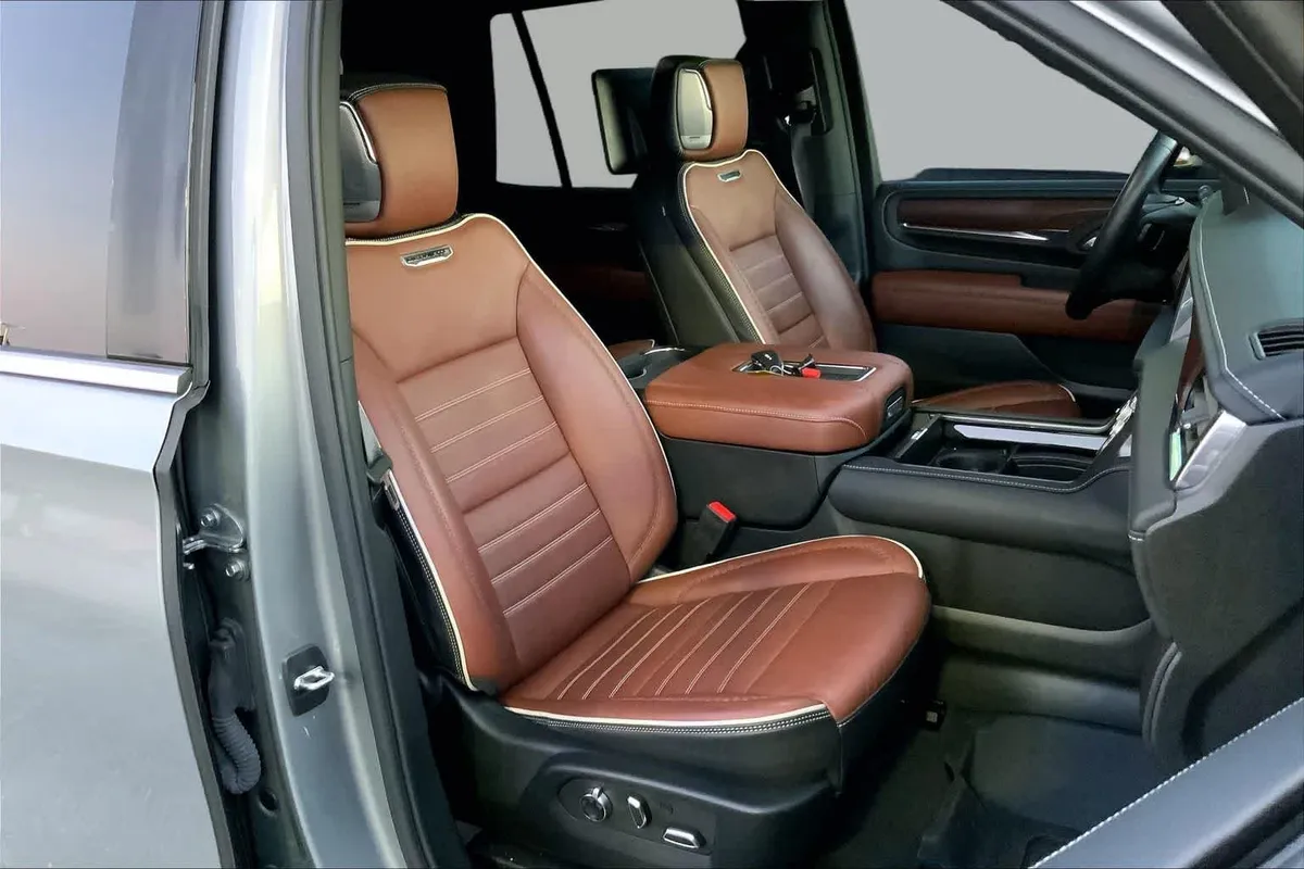 2023 GMC Yukon Denali Ultimate Denali Ultimate thumbnail 9