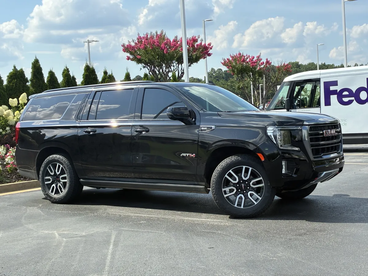 2023 GMC Yukon XL AT4 thumbnail 2