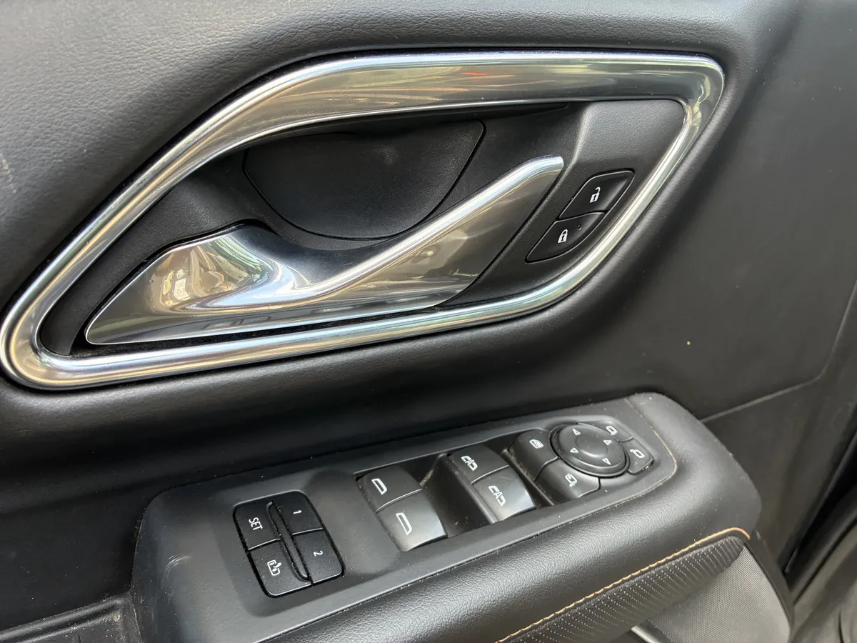 2023 GMC Yukon XL AT4 thumbnail 26