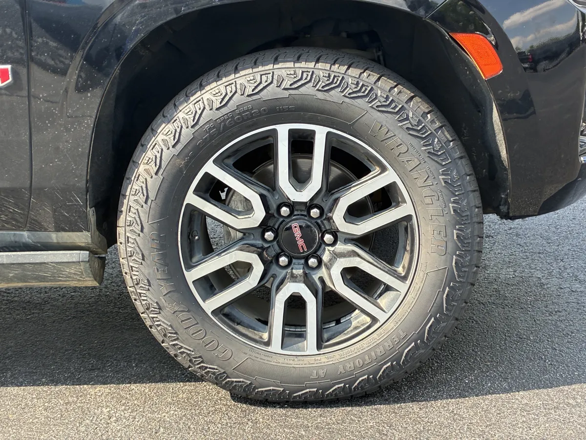 2023 GMC Yukon XL AT4 thumbnail 5