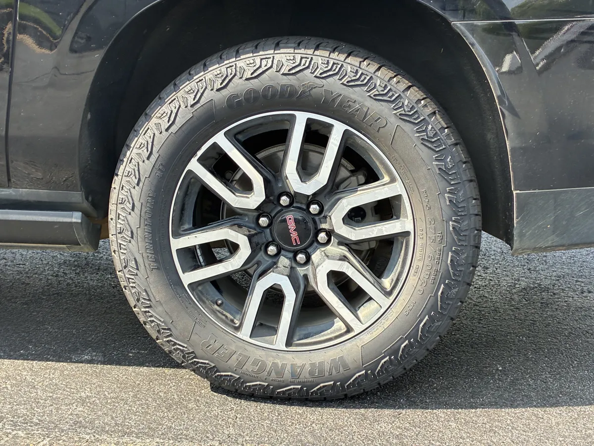 2023 GMC Yukon XL AT4 thumbnail 9