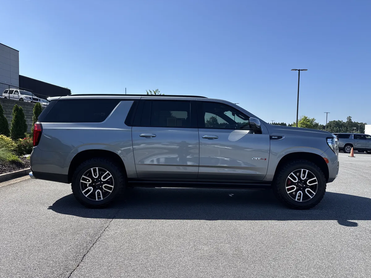2023 GMC Yukon XL AT4 thumbnail 10