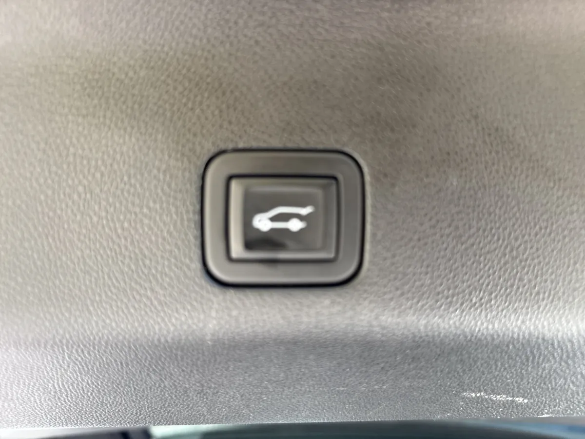 2023 GMC Yukon XL AT4 thumbnail 38