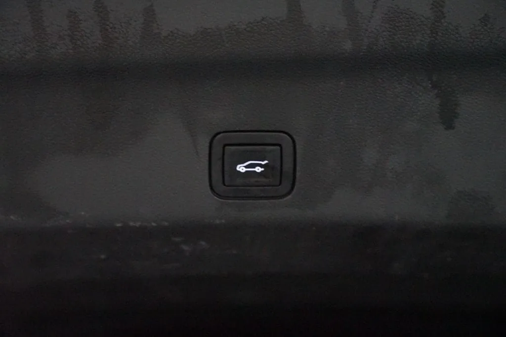2023 GMC Yukon XL Denali thumbnail 36