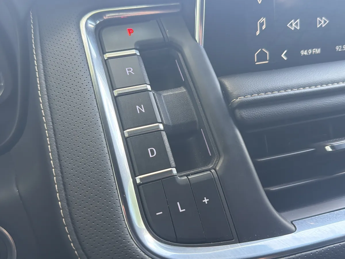 2023 GMC Yukon XL SLT thumbnail 15