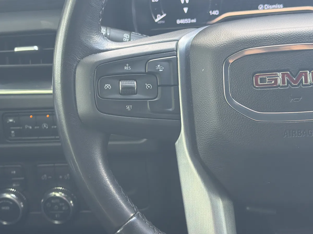 2023 GMC Yukon XL SLT thumbnail 17
