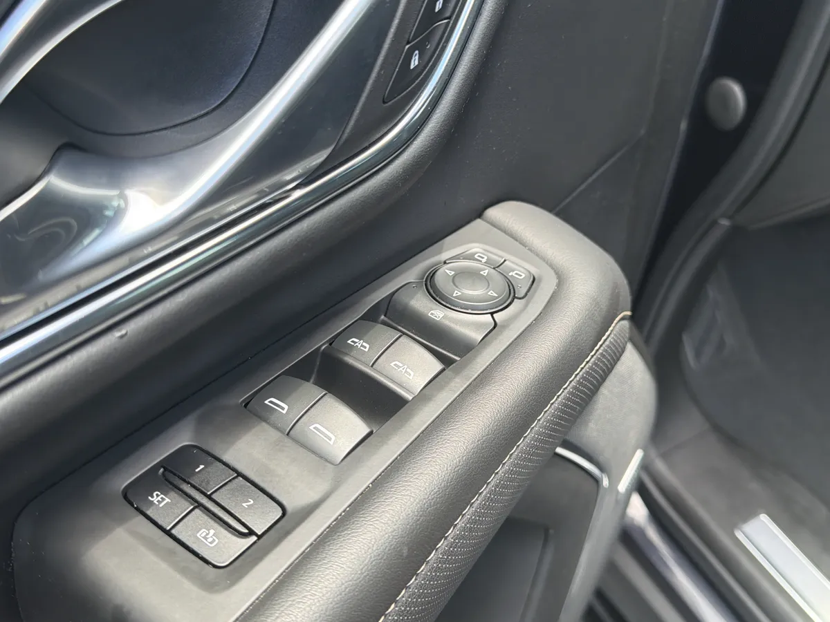2023 GMC Yukon XL SLT thumbnail 22