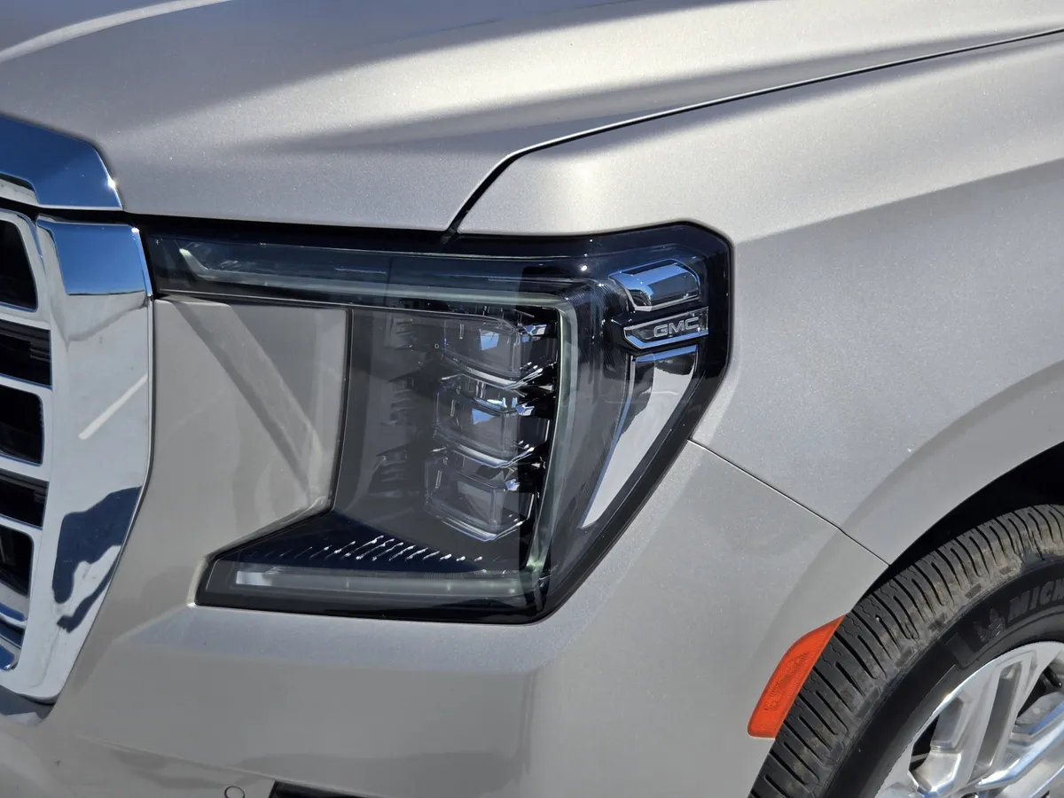 2023 GMC Yukon XL SLT thumbnail 8