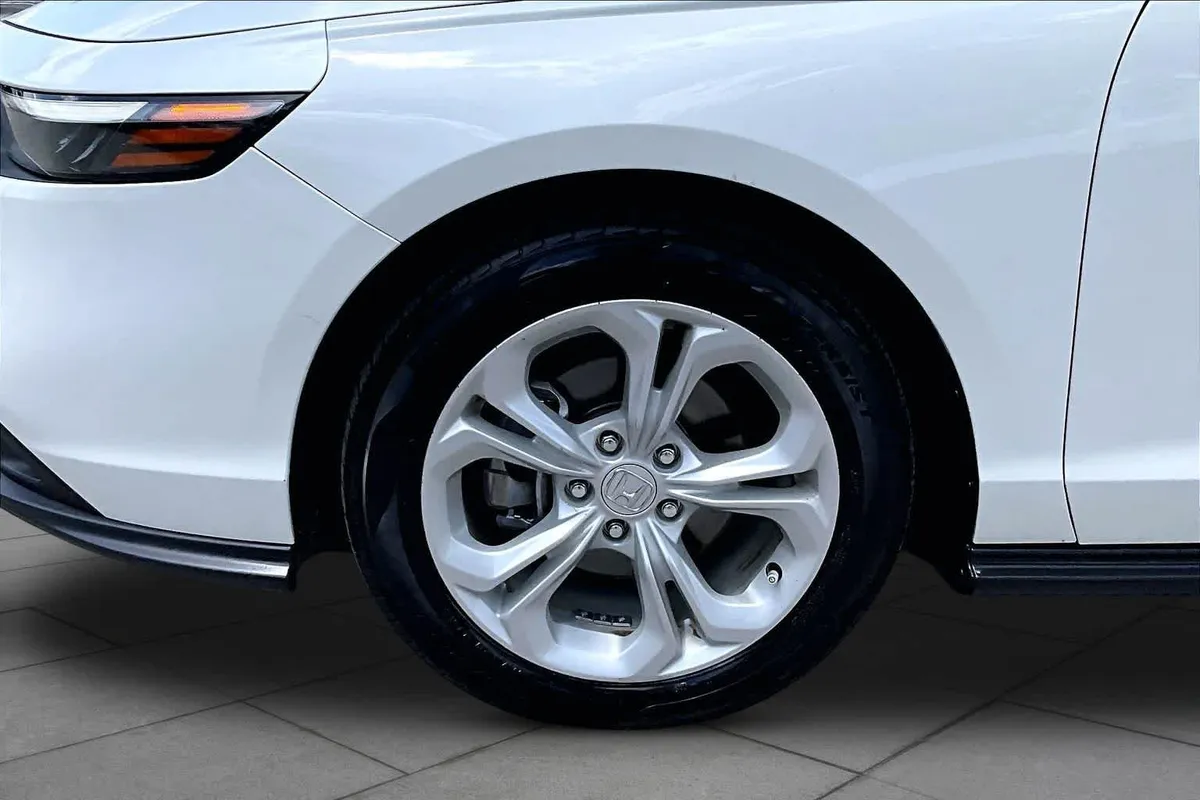 2023 Honda Accord LX thumbnail 11
