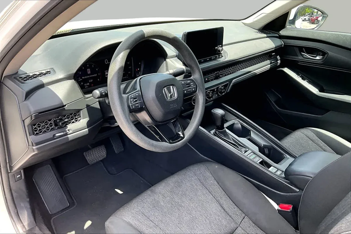 2023 Honda Accord LX thumbnail 17