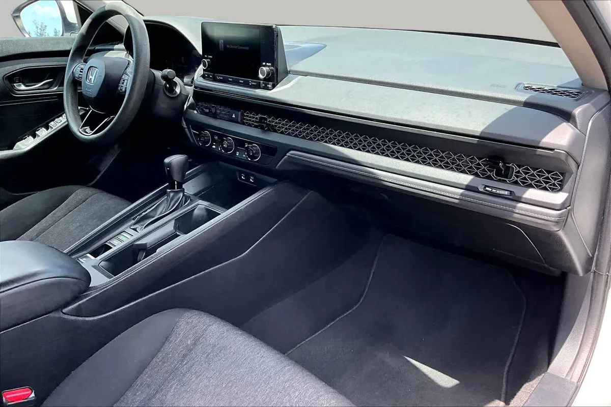 2023 Honda Accord LX thumbnail 18