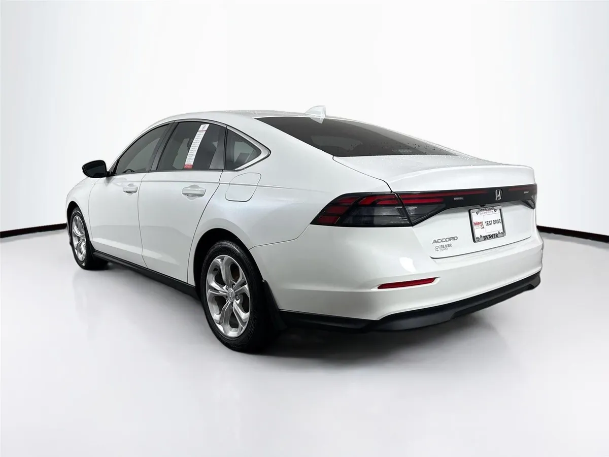 2023 Honda Accord Sedan LX thumbnail 11