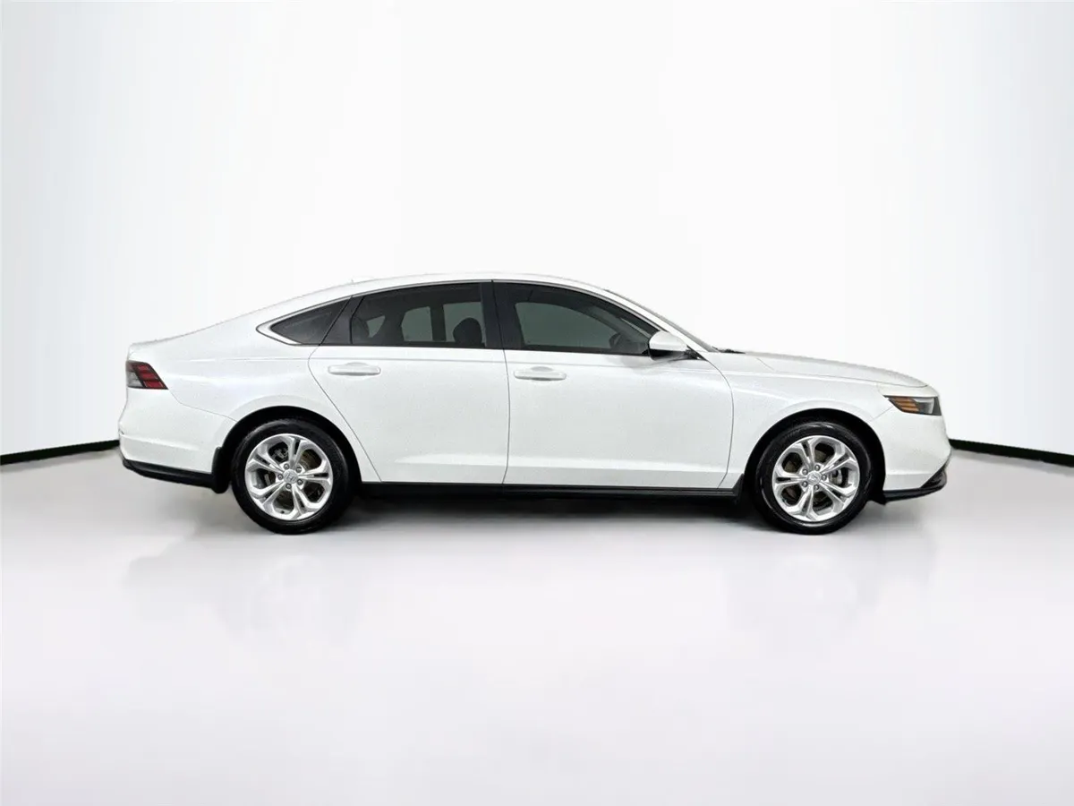 2023 Honda Accord Sedan LX thumbnail 9