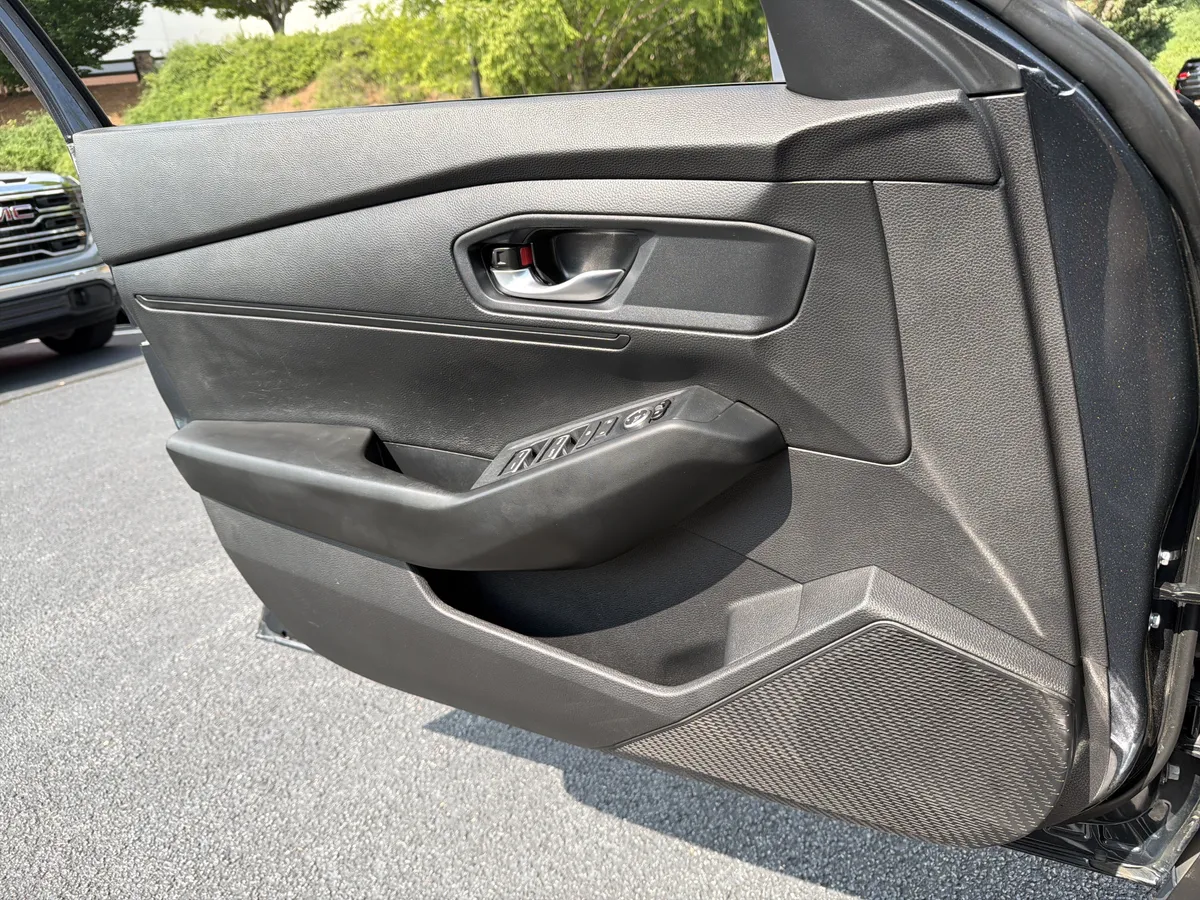 2023 Honda Accord Sedan LX thumbnail 12