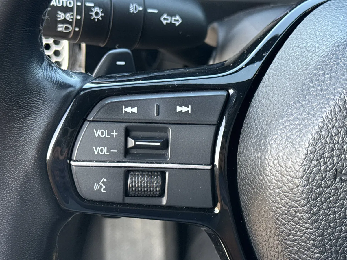 2023 Honda Civic Hatchback Sport Touring thumbnail 23