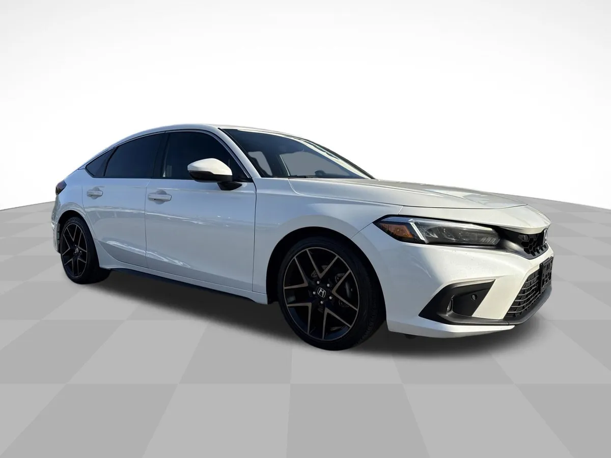 2023 Honda Civic Hatchback Sport Touring thumbnail 3
