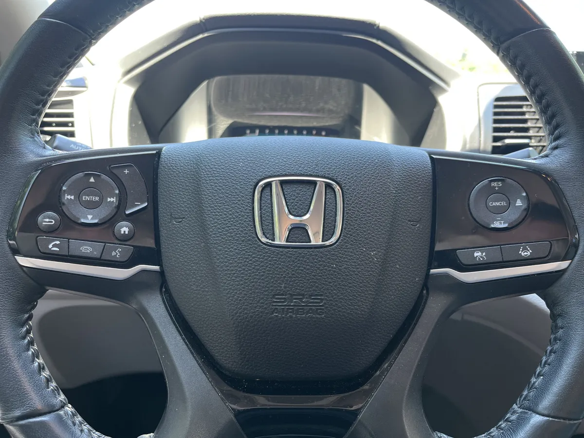 2023 Honda Odyssey Touring thumbnail 11
